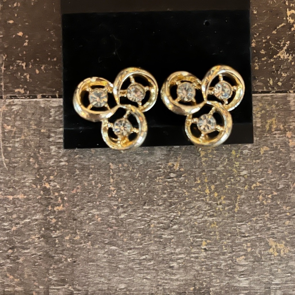 Elegant Gold Coro clip  Earrings